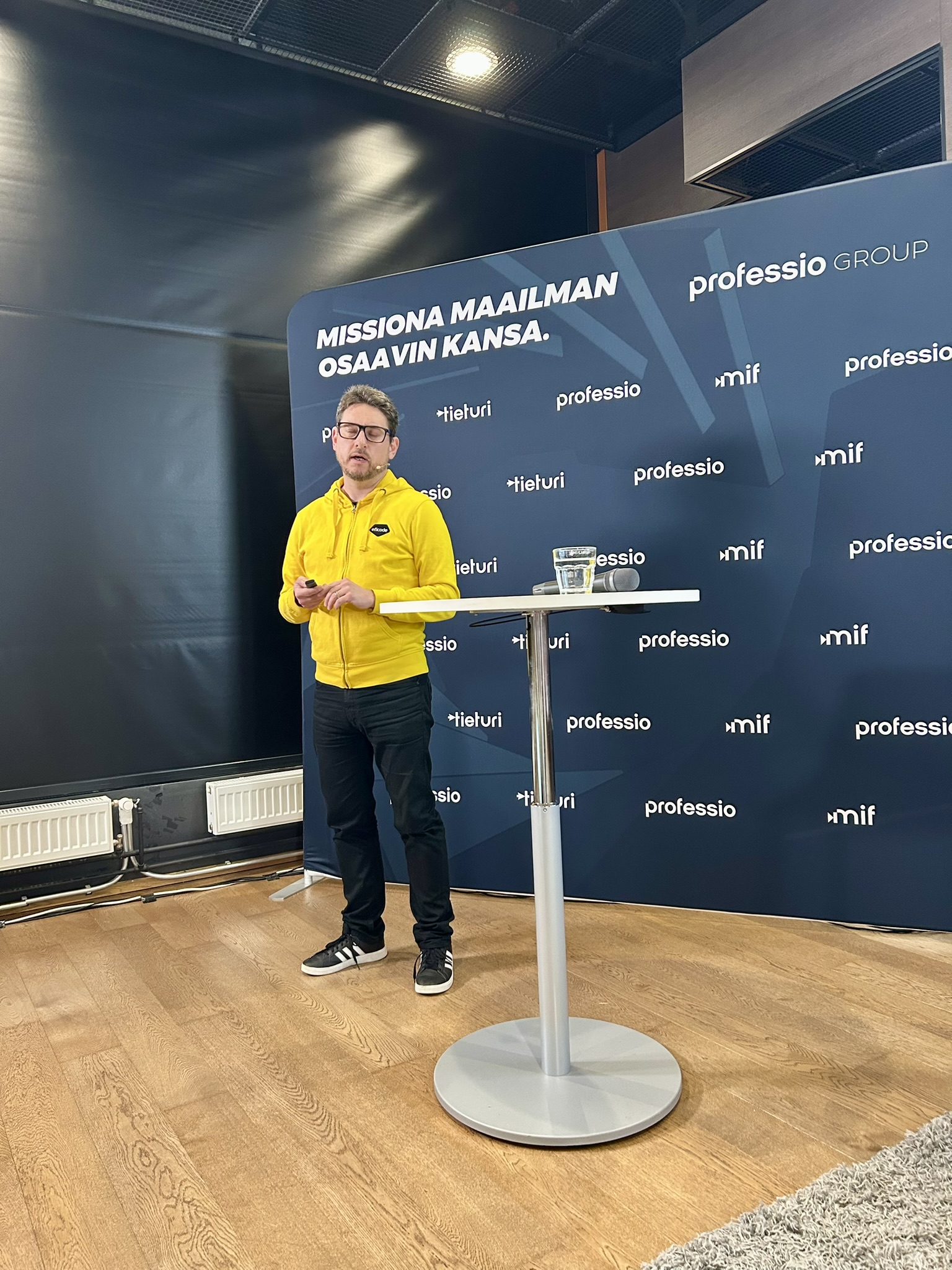 Szilard Szell talking in the event \"Testaus ja AI 2026\" Szilard Szell talking in the event "Testaus ja AI 2026"